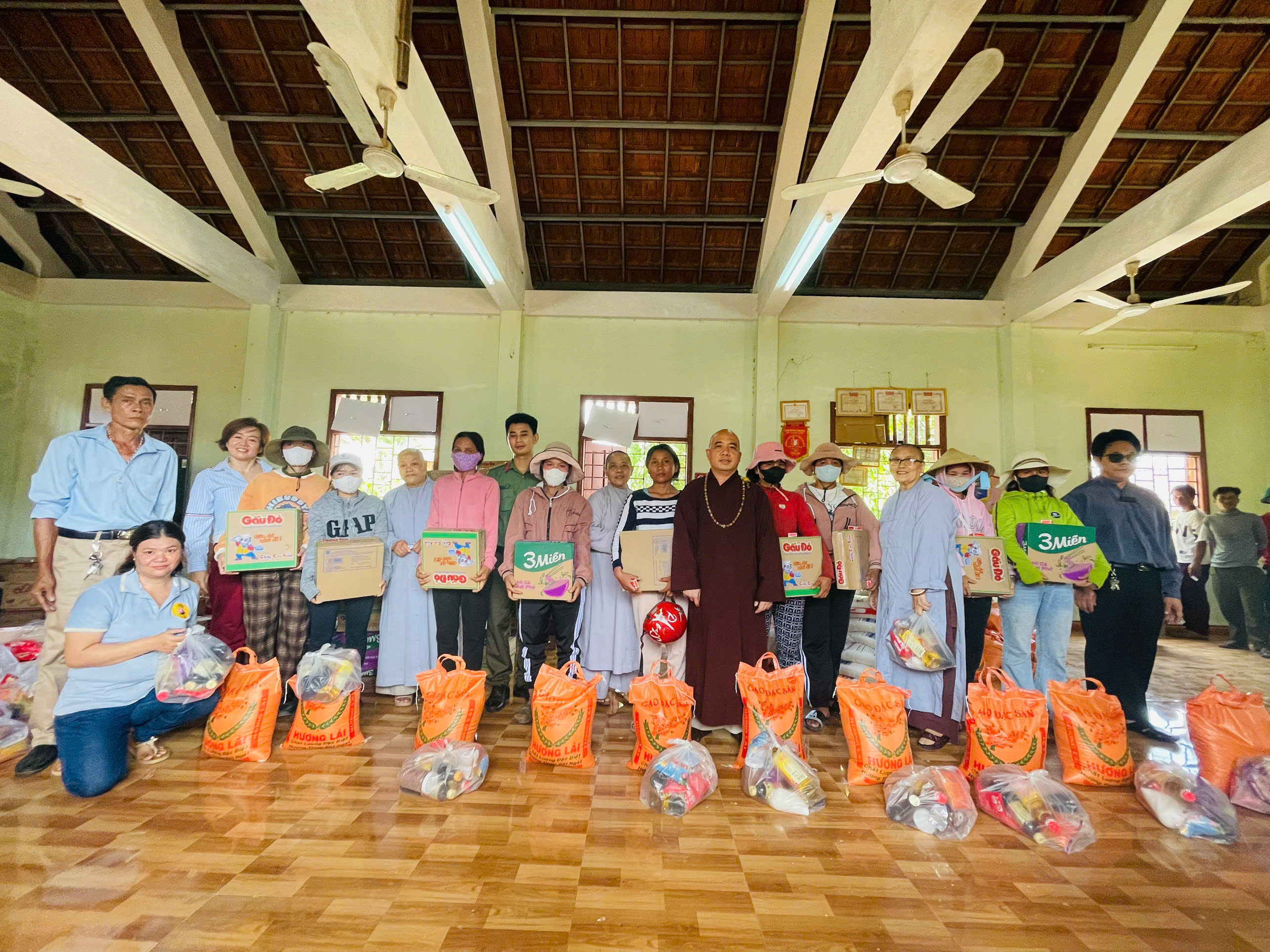 Ban Trị sự Phật giáo Quy Nhơn tổ chức phát quà sau Vesak 2025 tại Canh Liên